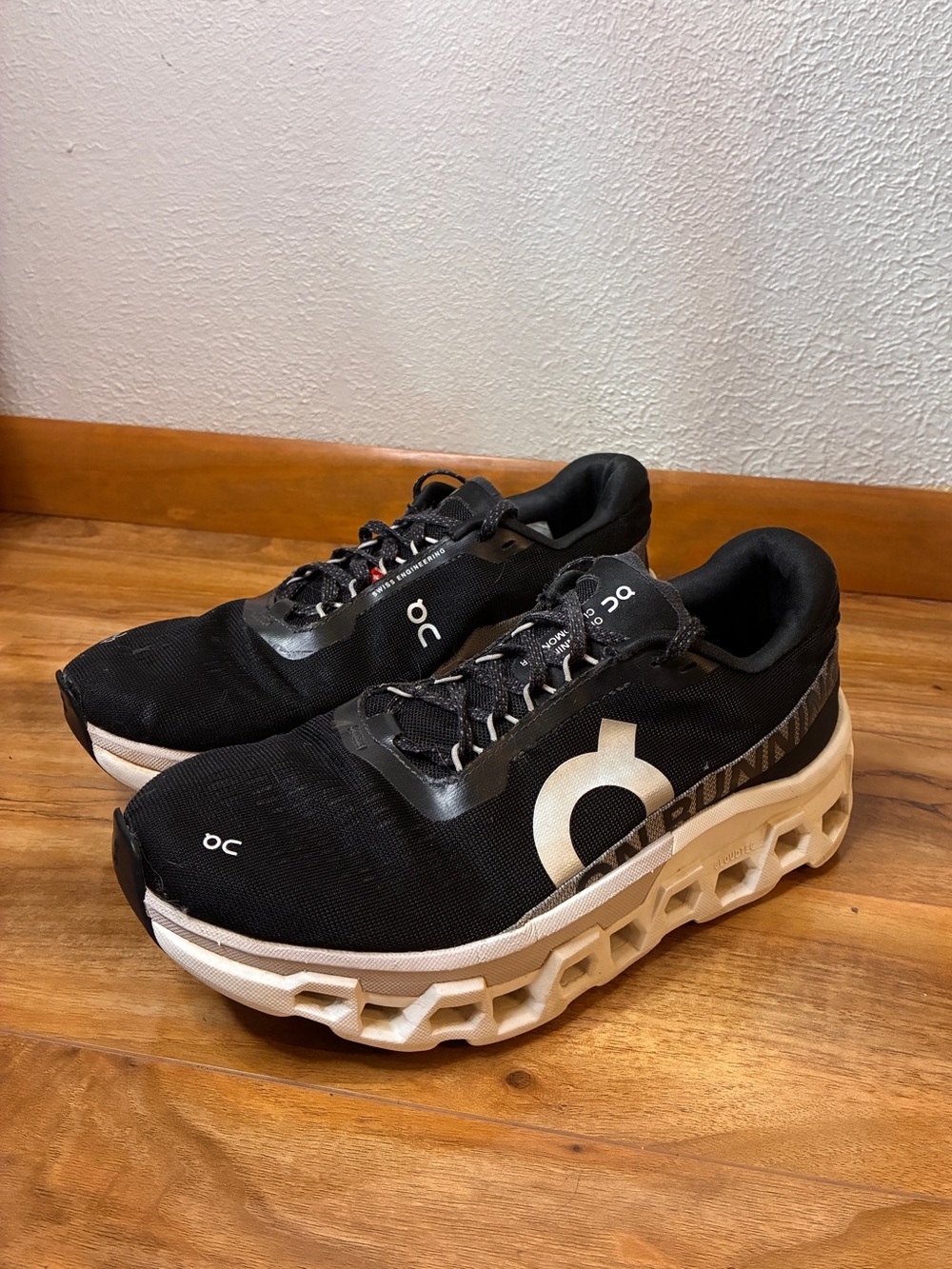 On Cloud Women’s Cloudmonster Athletic Running Shoe Black/White- size 10